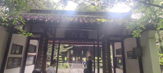 在杜甫草堂,走过浣花溪