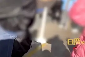母亲当街殴打幼童被制止反怼路人“打自己孩子碍你们什么事？”目击者：她精神有问题常打小孩；妇联：会核实图片