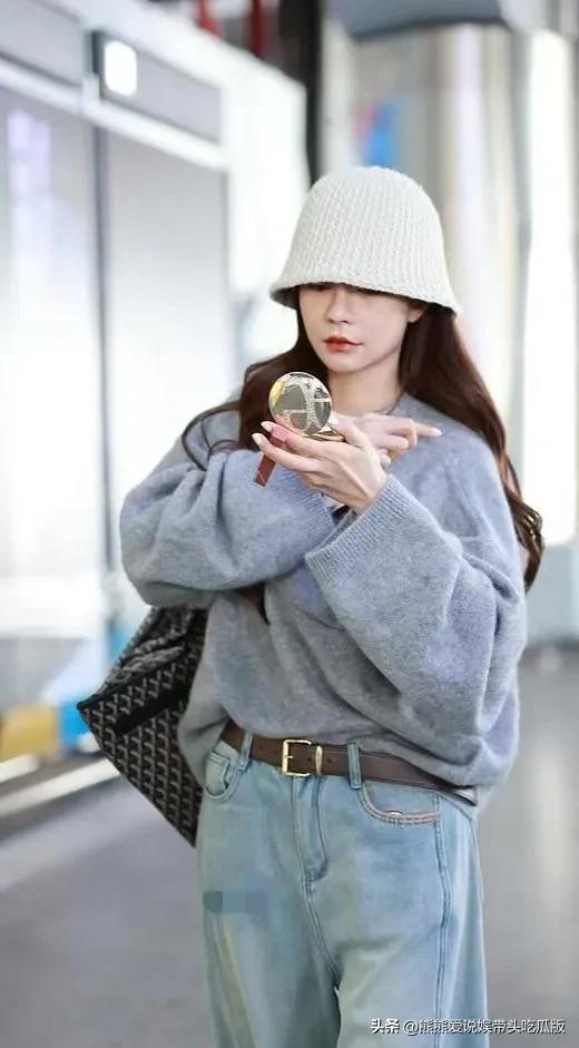 沈梦辰机场私服真会穿!灰色毛衣+阔腿裤+渔夫帽,简约又高级!