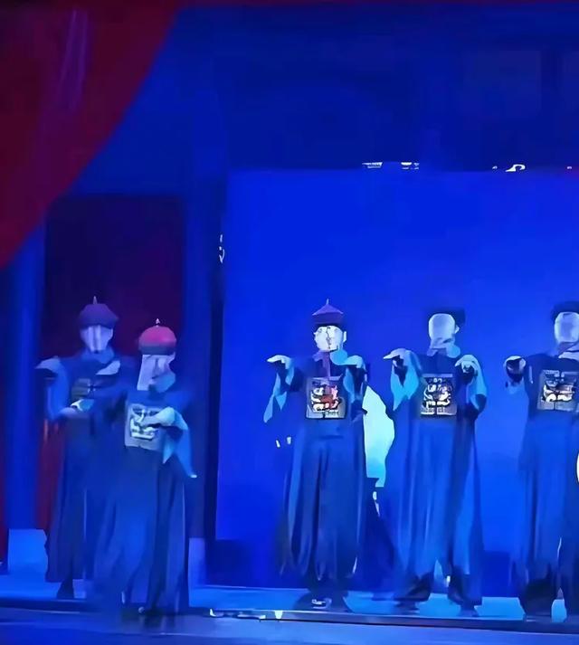 张家界峰林藏古韵 秘境有惊魂