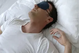 夜间睡觉时有这些感觉，赶紧去医院检查，可能是身体出现了大问题图片