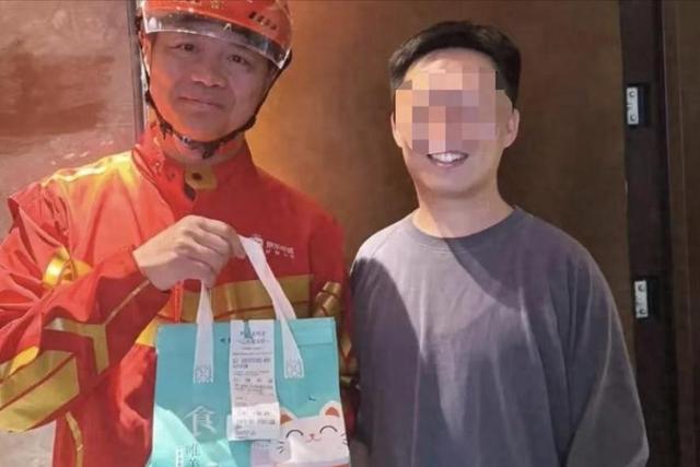 太罕见！京东总裁刘强东回宿迁老家，逛夜市吃路边摊，烟火气十足