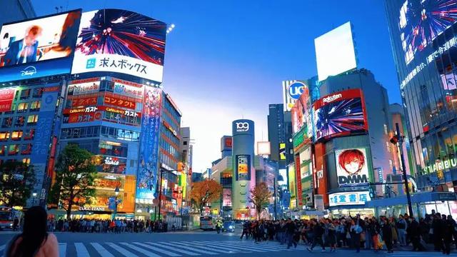 日本机场挤满了回国的人：有人提前结束行程，有人辞工返华