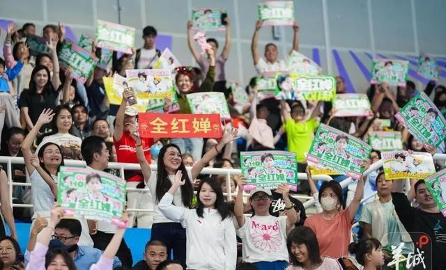 全红婵复出首战摘金，现场下起“娃娃雨”，陈艺文、林珊点赞！