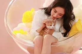 杨幂光脚丫逗猫，我没看到猫，只看到了美腿，太不真实了图片