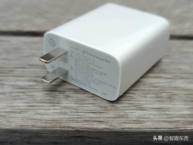 2K屏同档高配！ 双芯iQOO Neo11电竞手机初体验