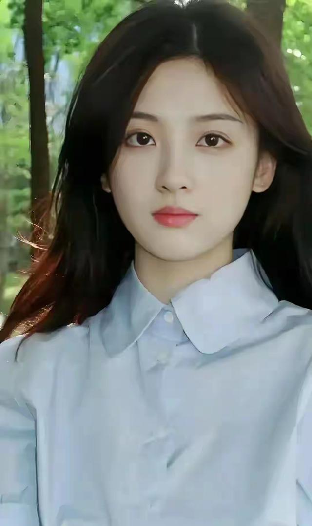 重庆师范大学校花沈歆一美貌惊艳全网，网友惊叹:蟾宫玉兔落凡尘