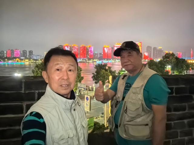 腾龙阁望汉江浩渺苍茫，古城头看襄阳心越千年。