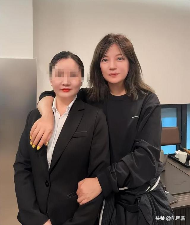 面相又变了！49岁赵薇广东吃饭，又老又瘦没架子，却再无回头路走