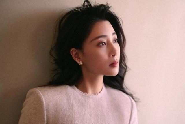 她是“内娱第一尤物”，获奖无数，年过四十依旧美貌，至今未婚