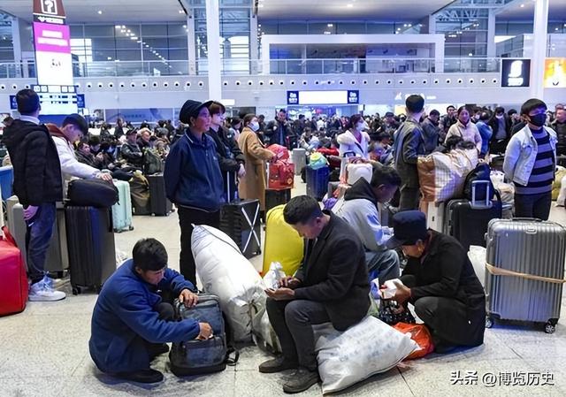 明明高铁更快，为啥还有人守着绿皮火车跑一夜，答案比你想的现实