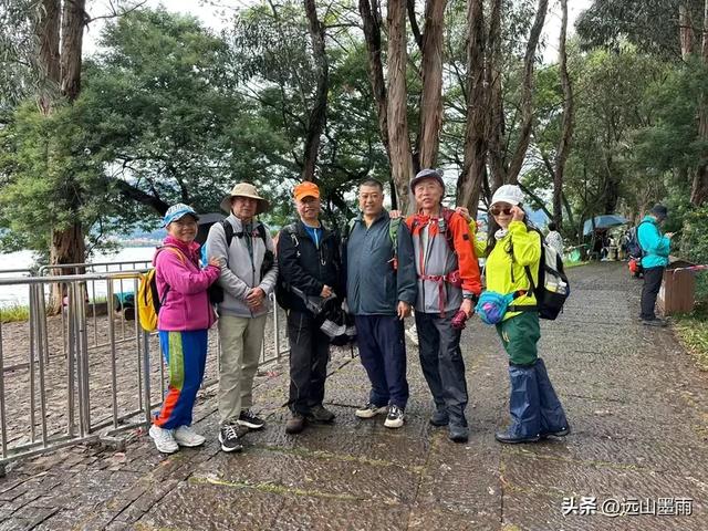 假日徒步，走昆明滇池草海之开合浮桥、雨中打卡新晋网红地，休闲