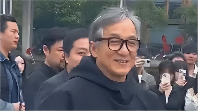 官媒出手！71岁成龙被传“去世”，真相大白后才知受害者不止是他