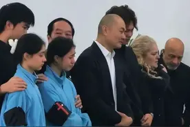 洋媳妇奇娜出殡，大7岁老公痛哭，双胞女儿泪目，父亲用歌声送别图片