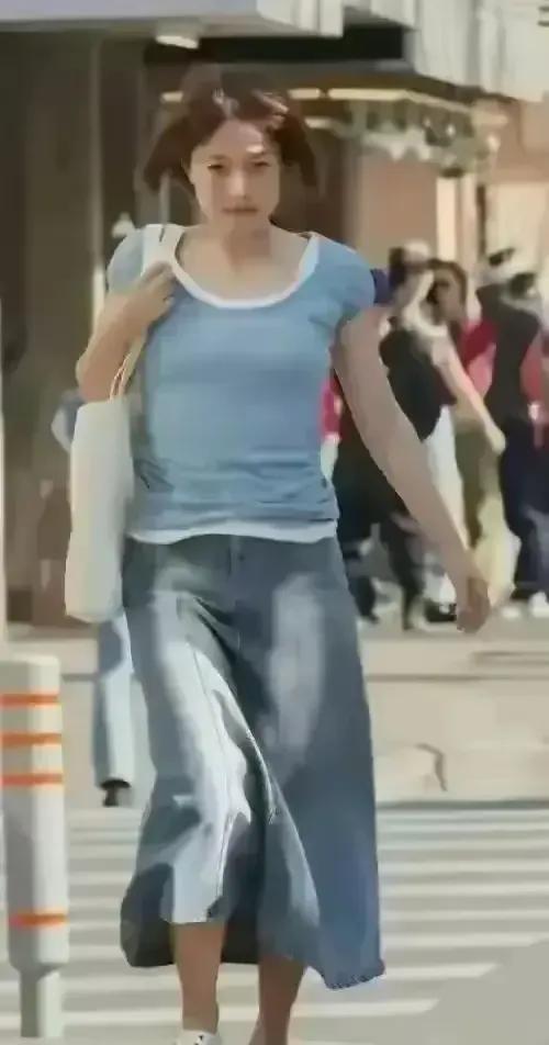 马伊琍现身上海街头，年近五十初看显老像大妈，细看气质犹存