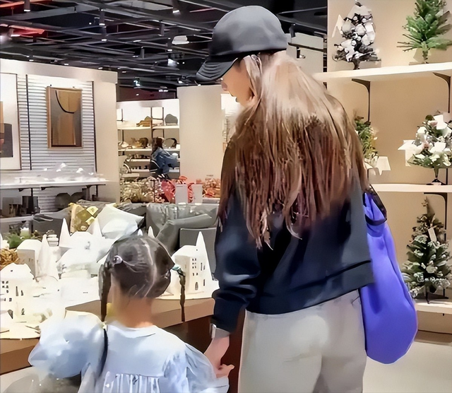 向府治丧现场大批警员戒备！向太向佐露面，遗嘱分配曝光出乎意料