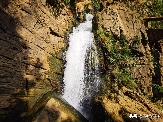一个洞内烟云氤氲的躲匪洞，一个白练如幕的暗河瀑布