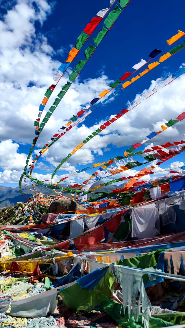 两登拉萨色拉寺后山，上升600米，山顶海拔4200米，经幡飘扬