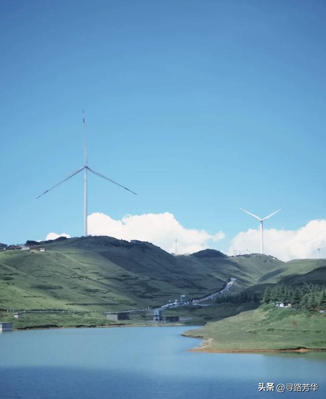在乌蒙大草原的山坡上等风来
