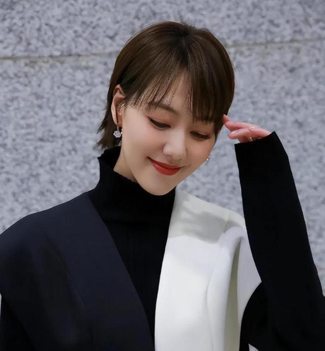 讨好大佬，陪睡上位，遭央视“开除”	，她身上的标签哪个才是真的