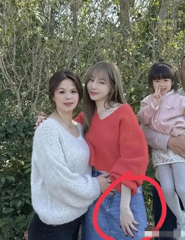 王心凌老家走亲戚	，她的手好苍老，这才是她面容的真实状态