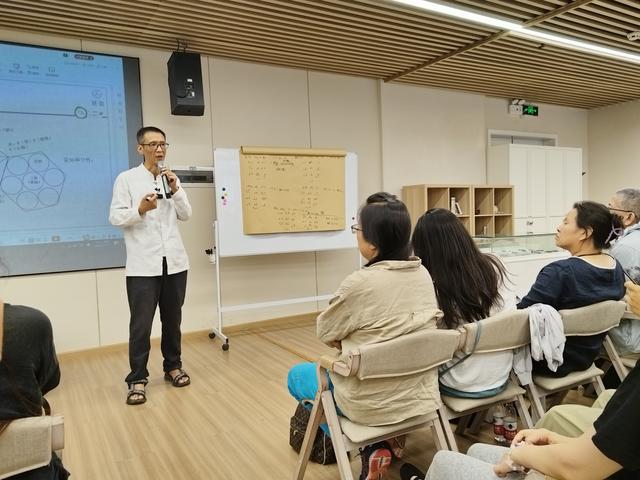 54岁丧偶女人不找男人，四处流浪真的好吗？