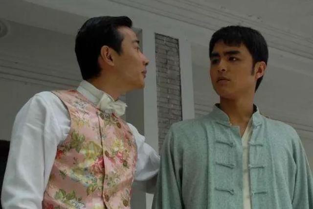 罗晋父亲葬礼后，唐嫣罗晋一路热聊一同离开，明道等艺人随后离开