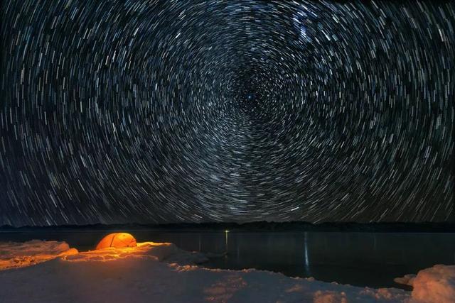 西藏天湖冬日变蓝宝石秘境，千里冰封宛如异星