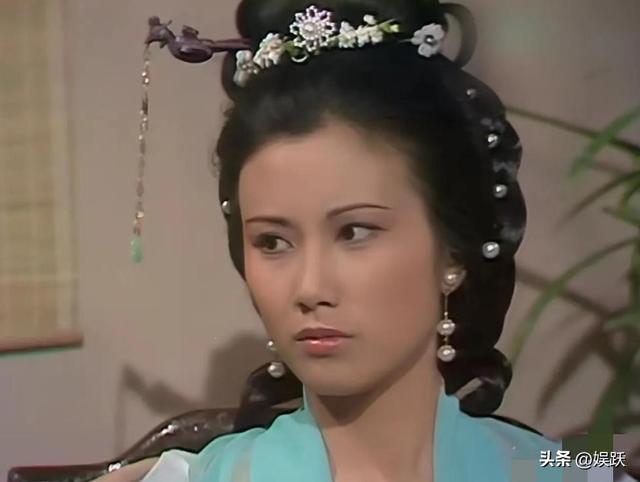 78岁路都走不稳还开演唱会捞金，全网恶评如潮	，她却扬言回馈粉丝