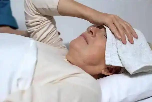 女人若是感染了“艾滋病”，胳膊上或有4种症状，都以为是皮肤病