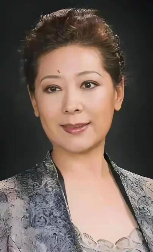 国家一级演员 女中音歌唱家 关牧村