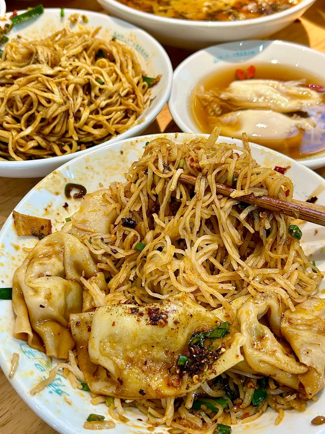 逃离高温！高铁直达22℃清凉之都，比六盘水凉快！草原惊艳瀑布奇绝，人均50吃到爽！