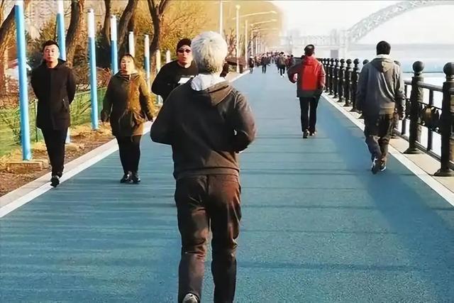 再这样运动，你的肝就废了！医生怒斥：3种运动，是在给身体上刑