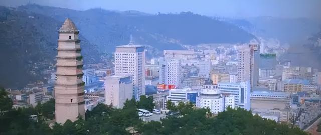 金色沙海藏粉色秘境！内蒙古这片土地，藏着哪些不为人知的秘密？