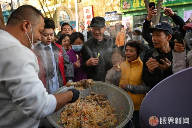 沉浸式打卡“红石榴”同款！这份乌鲁木齐Citywalk攻略，带你解锁剧中美食与烟火气