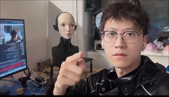 帅过男爱豆的机器人未来2万能拿下？女玩家攒钱把电子老公赘回家