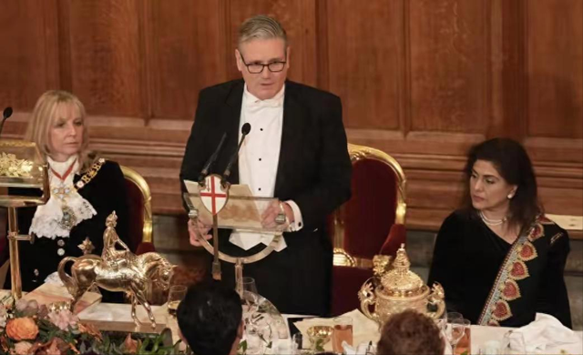 对中国有戒心？斯塔默专机落地神情紧张	，随身携带的设备不简单