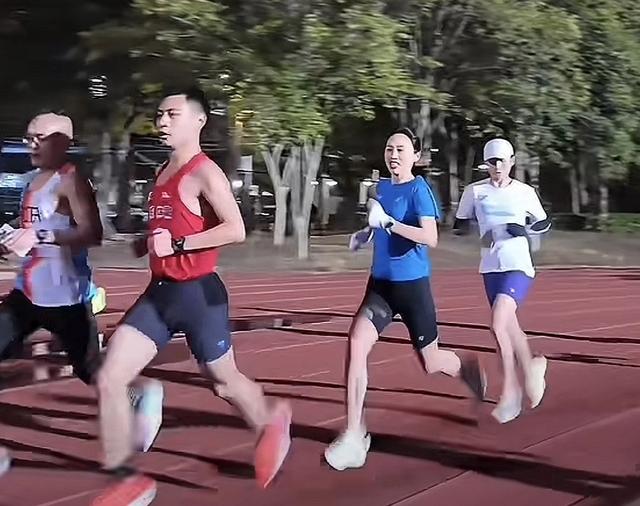 张水华直播首秀不怯场！笑容亲切：欢迎来我家打地铺，馒头管够