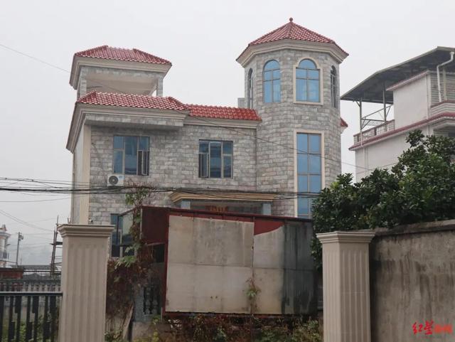 被蛇咬放弃救治后失联的邵阳网红，已被警方带走调查，有村民称他是“怪才”，是否系炒作需进一步核实