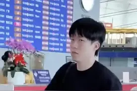 国乒成都集训！王楚钦孙颖莎不避嫌同框登机，莎莎开心大头沉默！图片