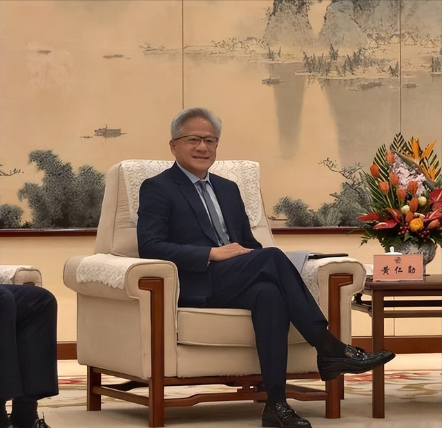黄仁勋知错，来华表忠心？美前商务部长承认，对华芯片战略失败