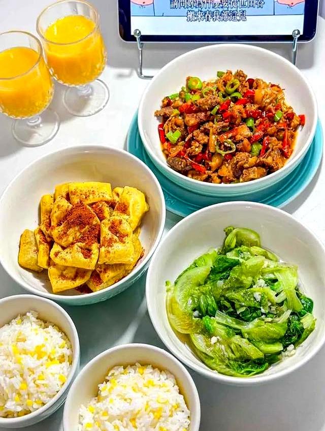 每顿饭两人三个菜，天天不重样	，家有大厨谁还下饭店？