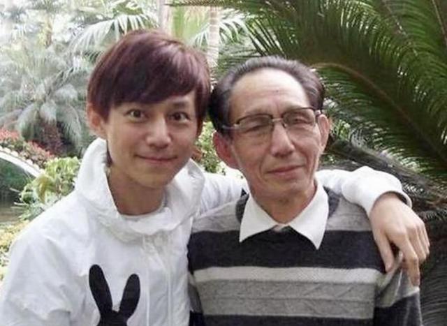 世上没后悔药？无妻无子、与保姆相伴的何炅，走上了另外一条道路