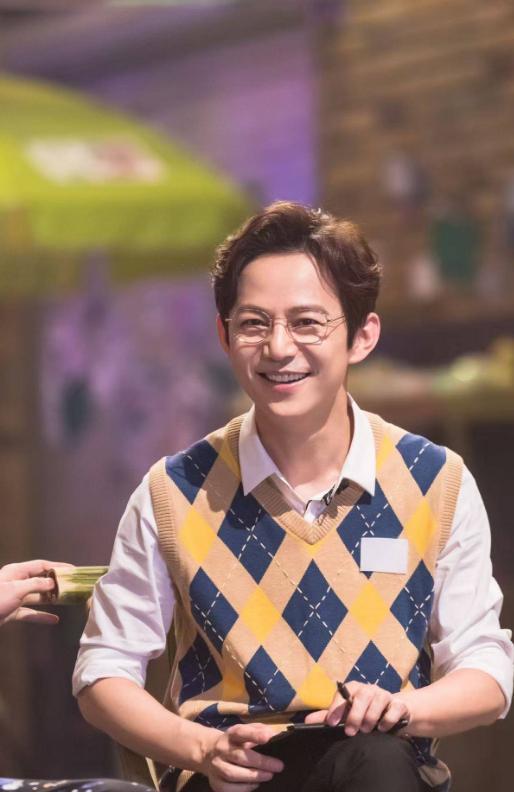 世上没后悔药？无妻无子、与保姆相伴的何炅，走上了另外一条道路