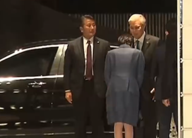 天皇亲自出山	，日本对中国的反击正式开始，高市早苗憋出了一妙计