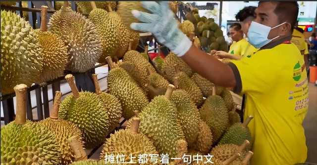 泰国大量水果腐烂，因为摊上的中文标语，中国游客：自己留着吧