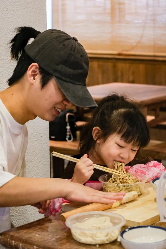 宜宾冠英古街秋假遛娃指南：非遗扎染、燃面研学、江边喂鱼，一站式玩透！