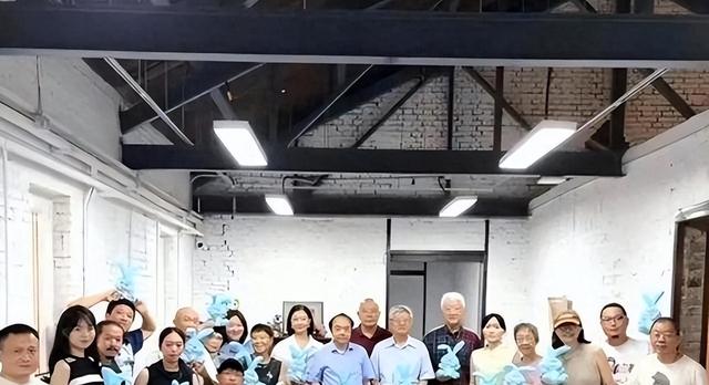 宋祖英私下聚会照流出，穿棉麻衣留短发，印象被完全颠覆呢