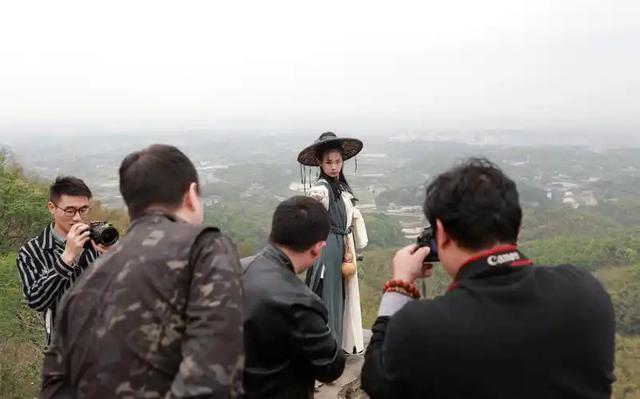 不止马背上的县长	，贺娇龙用400场直播改变乡村命运