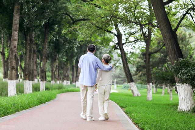 医生直言：最伤血管的行为，不是高盐！而是频繁做这 3 件事